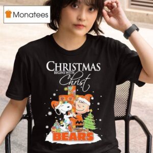 Snoopy And Charlie Brown The Peanuts X Chicago Bears Merry Christmas Begins With Chris T Shirt