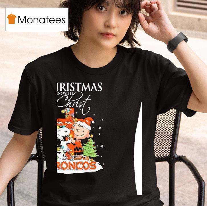 Denver Broncos Snoopy And Charlie Brown Holding Cross Christmas Begins With Chris T Shirt